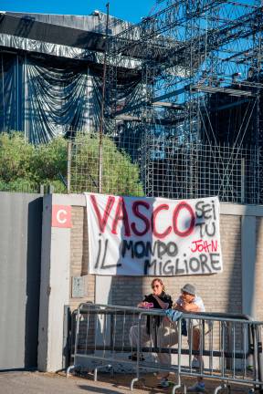Rimini, sale la febbre per Vasco Rossi: fuori dallo stadio ci sono già i fan in tenda
