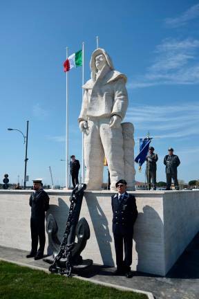 Ravenna, tolti i veli alla statua del marinaio, protesta contro l’impatto delle navi da crociera - Gallery
