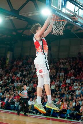 Un maestoso Marini conduce Rimini alla vittoria sulla capolista: Brindisi ko 84-70