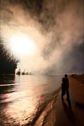 Cesenatico, piazza Costa gremita per la Notte Rosa - Gallery