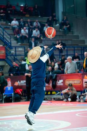 A Rimini l’omaggio a Piero Pasini in una serata trionfale e di grande basket - Gallery