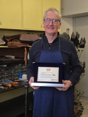 Maurizio Scarponi, storico calzolaio del Ponte Vecchio a Cesena