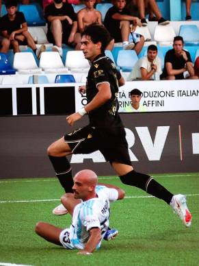 Cristian Shpendi osserva il pallone calciato al volo di destro entrare nella porta dell’Entella: è il gol dello 0-2 (Rega)