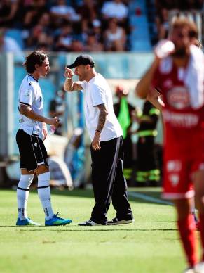 Il tecnico bianconero Alessandro Diamanti dà le sue indicazioni ad Antonio Fiori (foto Zanotti)