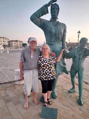 Quinto Pagliarani davanti al monumento alla “Ma’”