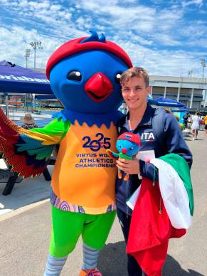 Luca Venturelli con la mascotte del Virtus World Athletics Championship