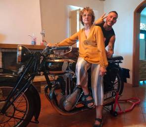 Sopra Luca Rocchi insieme alla madre sulla moto del bisnonno