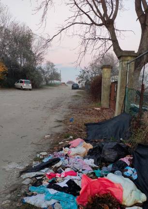 Cesenatico, rifiuti abbandonati in via Tito Speri