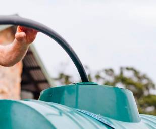 Imola, ha 73 anni il ladro seriale di gasolio: incastrato dalle telecamere mentre ruba dai mezzi agricoli
