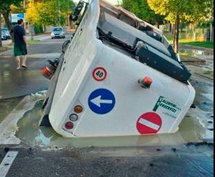 Cervia, mezzo per la pulizia delle strade finisce in una voragine
