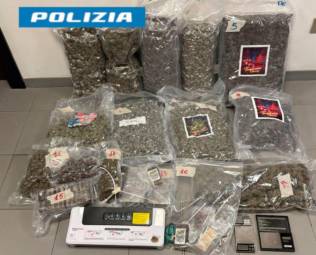 Rimini, i suoi vicini denunciano strani odori: in casa aveva 16 chili di marijuana e hashish e viene arrestato