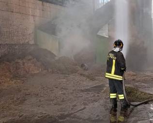 Pietracuta, incendio domato nell’azienda di foraggi