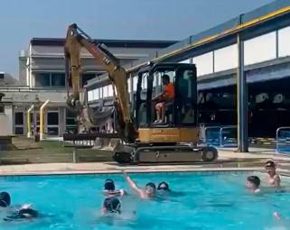 Ravenna, una ruspa in azione in piscina a pochi passi dai bambini VIDEO