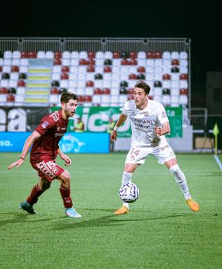 Il centrocampista giallorosso Cristiano Bani impegnato nella sfida d’andata (Ravenna Fc)