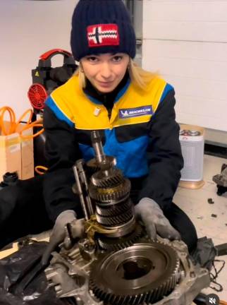 Rimini, la ragazza meccanico spopola sul web e ora va in tv GALLERY