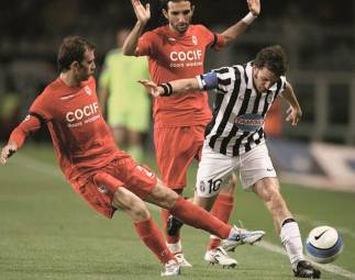 Alex Del Piero contro Roberto Vitiello e Dario Baccin durante Juventus-Rimini 0-0 del 17 aprile 2007