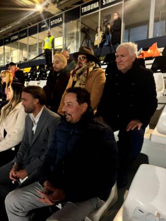 Il gruppo di Nicola Di Matteo aspetta di entrare in scena