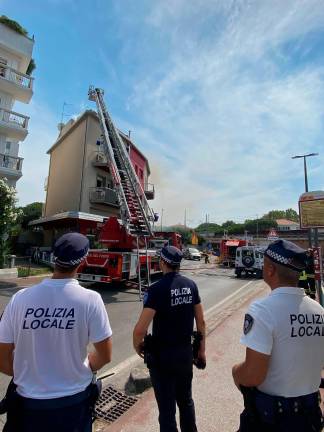 Riccione, incendio nel tetto del condominio: decisivo l’intervento di 4 agenti di Polizia locale VIDEO GALLERY