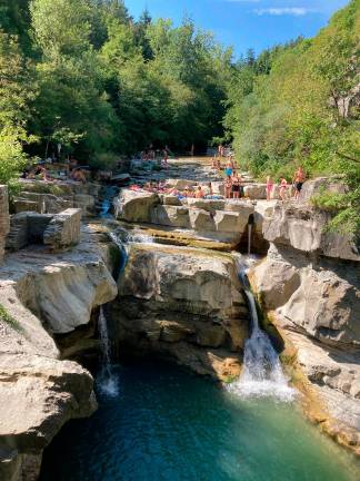 I bagnanti della cascata della Sega a Premilcuore
