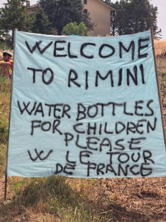 Tour de France, striscione a Montemaggio: “Date le borracce ai bambini”. Pogacar e Vingegaard, sfilano gli anni VIDEO GALLERY