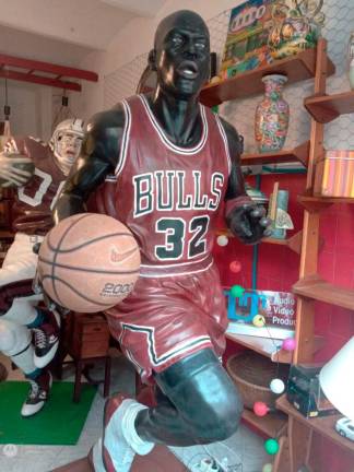 Cesena, dalla barchetta giocattolo in celluloide alla scultura di Michael Jordan: i tesori di “C’era una volta”
