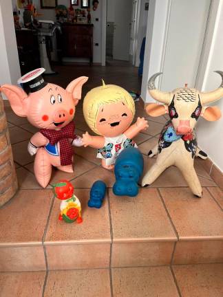 Cesena, dalla barchetta giocattolo in celluloide alla scultura di Michael Jordan: i tesori di “C’era una volta”