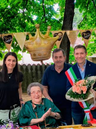 Amalia Geminiani era nata ad Alfonsine il 27 luglio 1925, qui con il sindaco di Castrocaro per la festa dei 100 anni