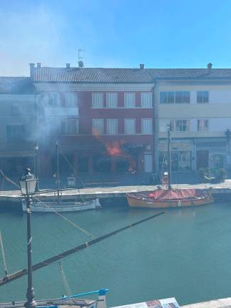 Cesenatico, incendio all’edicola del Porto Canale - VIDEO GALLERY
