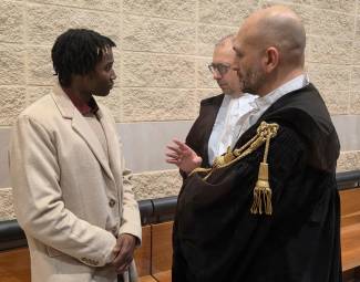 Louis Dassilva oggi in aula con gli avvocati Guidi e Fabbri (Migliorini)