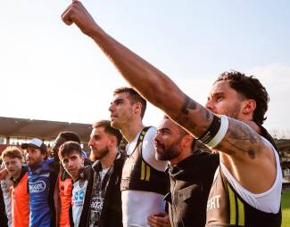 Ashley Cole tra Andrea Ciofi e Giovanni Zaro sotto la curva Mare dopo il successo contro il Catanzaro