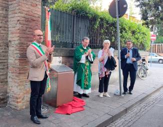 Il vicesindaco Bongiorno alla scoperta della targa dedicata a Benedetta Bianchi Porro