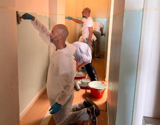 Rimini, i volontari del “Ci.Vi.VO” imbiancano la scuola primaria prima della riapertura