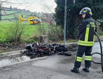 La moto ha preso fuoco dopo lo scontro (foto e video Migliorini)