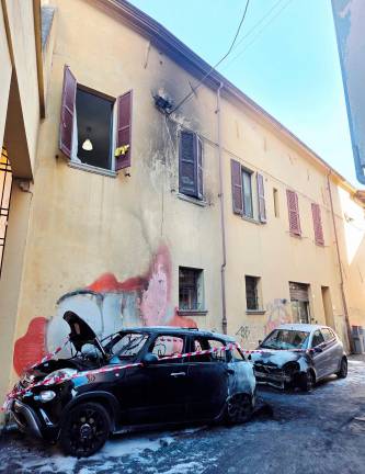 Rimini, due auto distrutte dalle fiamme in pieno centro - Gallery