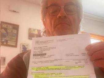 Vincenzo Spinelli con l’impegnativa per la visita prevista ad agosto 2027