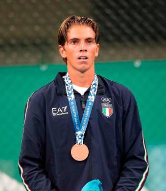 Carlo Alberto Caniato con il bronzo conquistato ai Giochi del Mediterraneo