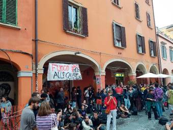 Imola, 16enne arrestata per i disordini a Bologna, il padre protesta in tribunale: “Ha l’asma e in questi giorni è stata male”