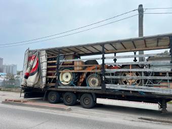 Il camion dove erano caricati i trattori e l’altro materiale