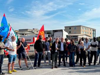 Il presidio sindacale dell’altro ieri davanti alla sede direzionale della “Flash Control”, in via Madonna dello Schioppo