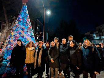 Cesena, ecco l’albero gentile alle Vigne: è alto 4 metri ed è stato realizzato all’uncinetto