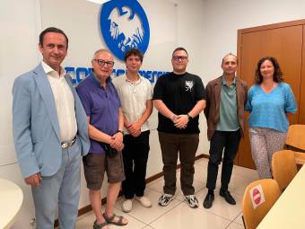I neoimprenditori Nathan Casadei e Filippo Passerini con il presidente Fipe cesenate Angelo Malossi, il direttore Confcommercio Giorgio Piastra, il vicedirettore Alberto Pesci e la responsabile di categoria Sara Montalti