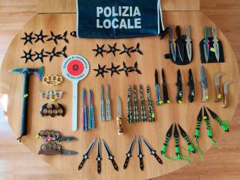 Cesenatico, nel suo negozio vende “stelle ninja” affilate e armi improprie: denunciato dalla Polizia Locale
