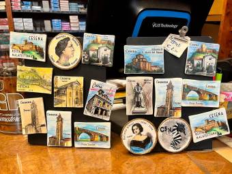 L’idea del tabaccaio: “Ho creato le calamite per promuovere le bellezze di Cesena ai turisti e non solo”