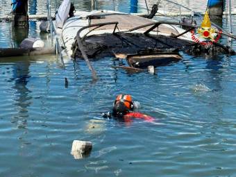 Cervia, incendio al porto canale: anche i sommozzatori in azione VIDEO