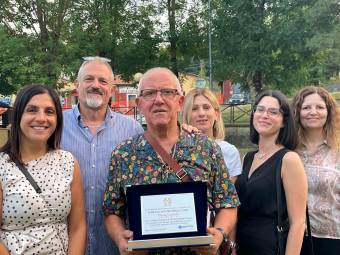 Luciano Guerra premiato da Cristina Ghera, responsabile Confartigianato di San Piero in Bagno