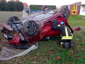 Forlì, incidente: esce di strada in via Lughese e si ribalta con l’auto