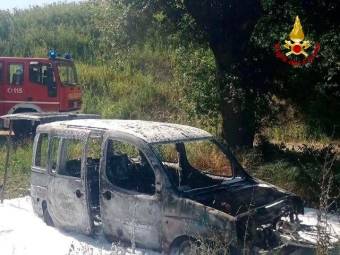 Modigliana, auto in fiamme, i Vigili del Fuoco evitano il propagarsi dell’incendio