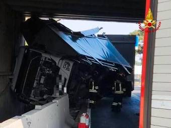 Forlì, l’autoarticolato si incastra sotto il cavalcavia della A14: ferito il camionista