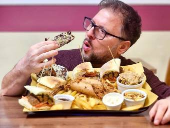 Rimini, l’ex porchettaro inventa il dolce con bacon, cioccolato fondente e mandorle: “Del maiale non si butta via nulla”