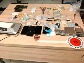 Ravenna, sfreccia in auto davanti alla Polizia: aveva 70 grammi di cocaina e 19mila euro in contanti e viene arrestato